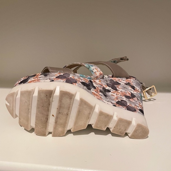 Platform - Picture 7 of 7